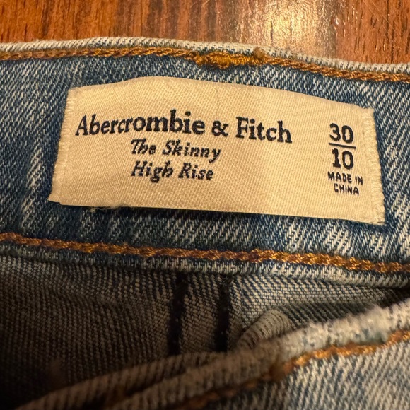 Abercrombie & Fitch Women’s The Skinny High Rise Light Wash Jeans - Picture 6 of 8